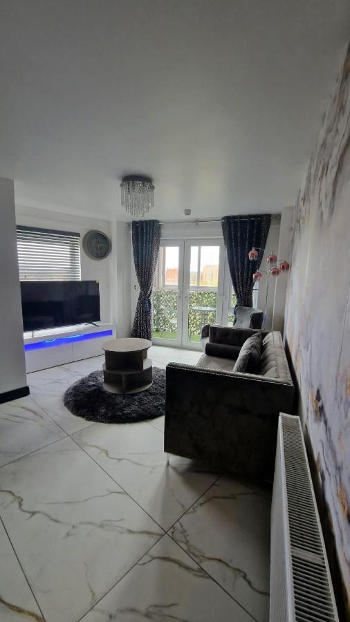 Two Bed Apartment With Balcony Slough,Windsor,Legoland Exterior photo
